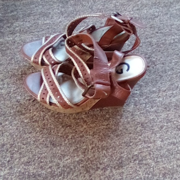Size 7 G by Guess Shoes Brown - Picture 2 of 5